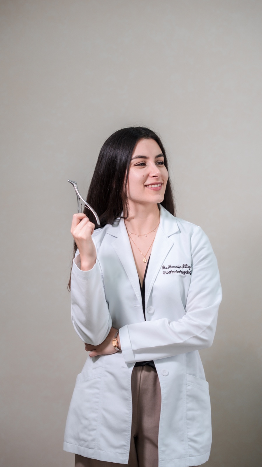 Retrato de la doctora con instrumental médico