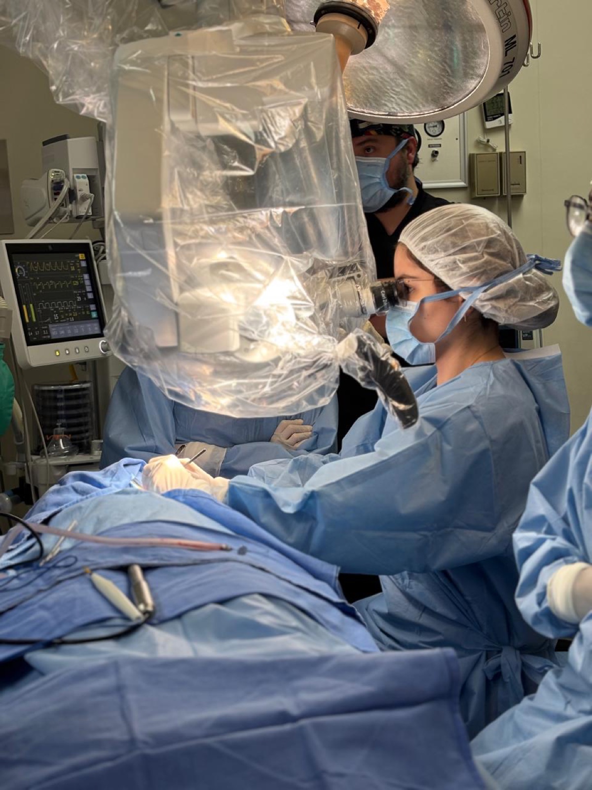 Equipo médico durante cirugía de oído