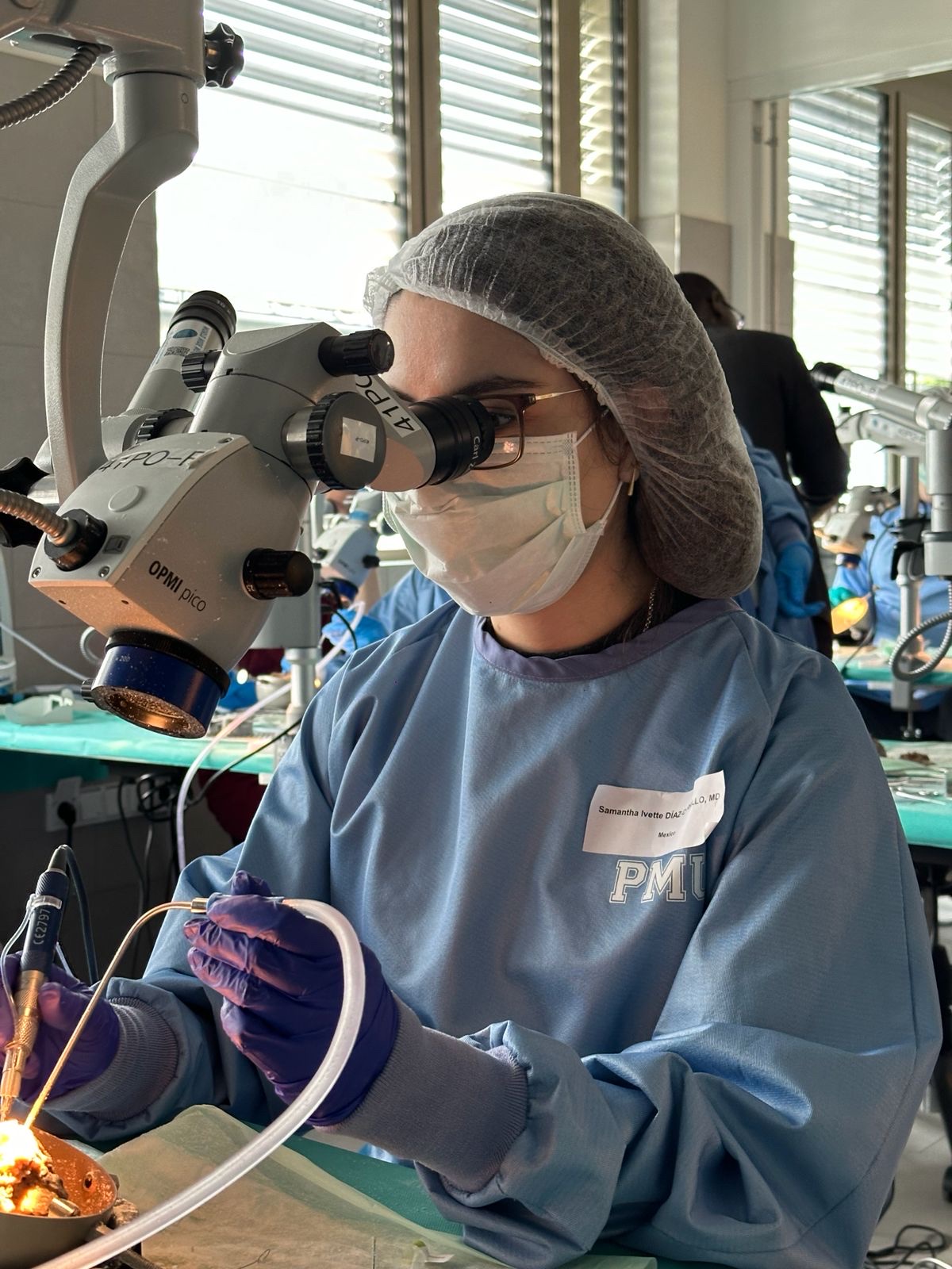 Entrenamiento quirúrgico con microscopio