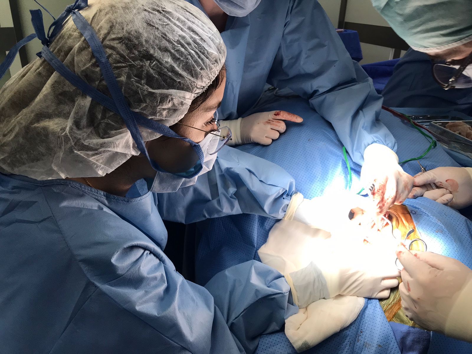 Equipo médico durante cirugía